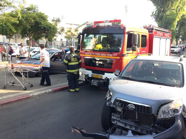  بالصور: إصابة متوسطة لشاب بحادث طرق بين مركبتين وسط مدينة يافا 